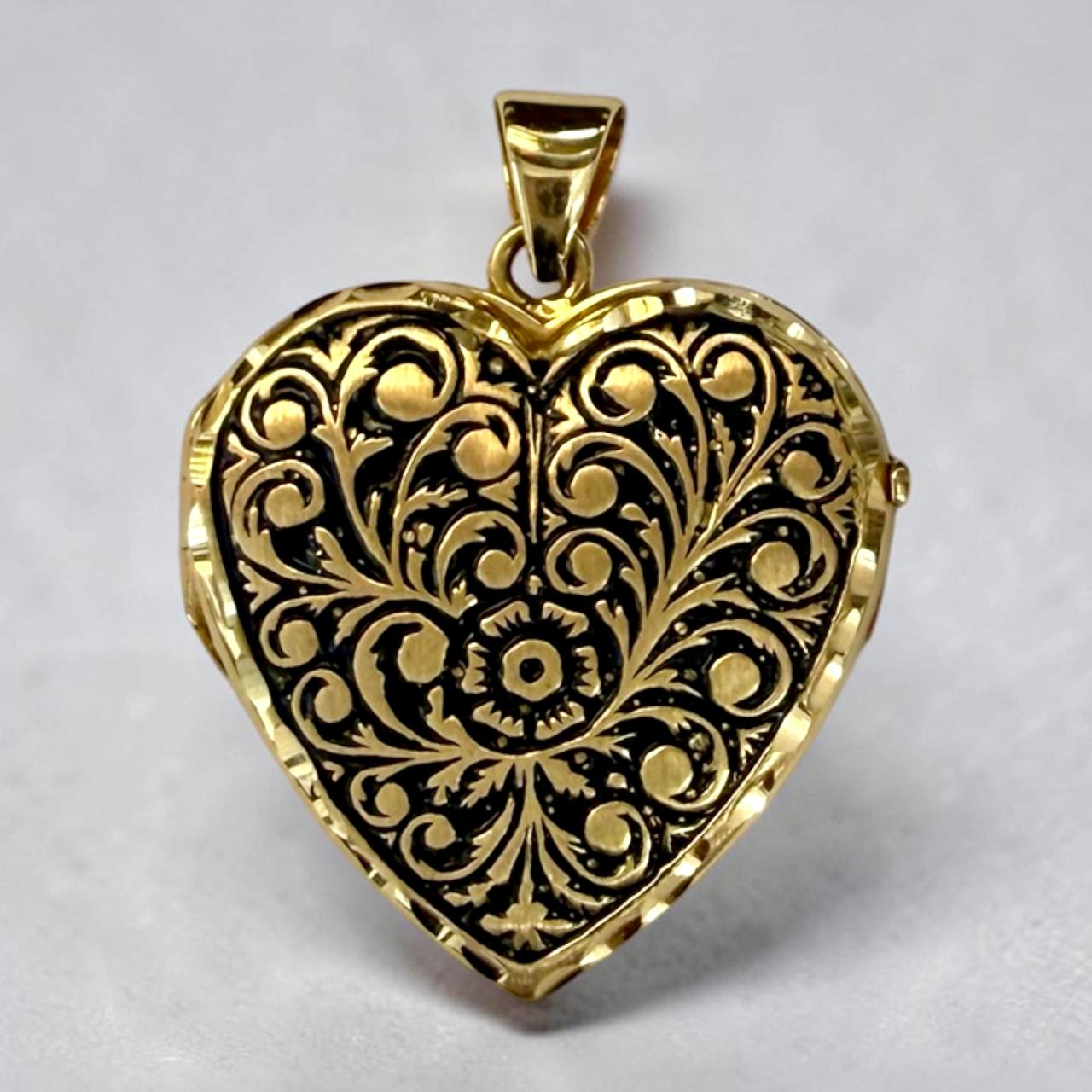 Vintage 18K Gold Floral Heart Locket Pendant
